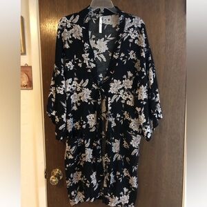 Spiritual Gangster Black w Flowers Sz OS Gorgeous Robe Front Attached Ties